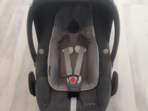 Maxi Cosi Baby Car Seat & 2 Way Fix Isofix Base