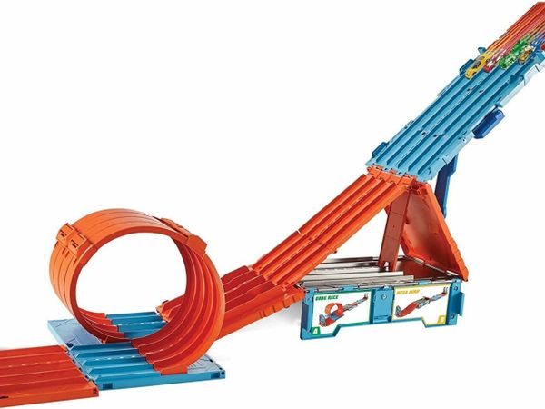 Hot Wheels Race Crate with 3 Stunts in 1 Set, Portable Storage 8+ Feet of Track, Includes 2 Hot Wheels Cars, Ages 6 to 10