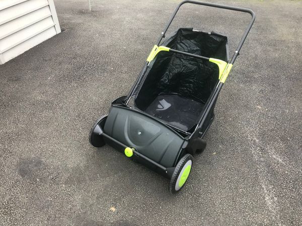 Garden and lawn sweeper