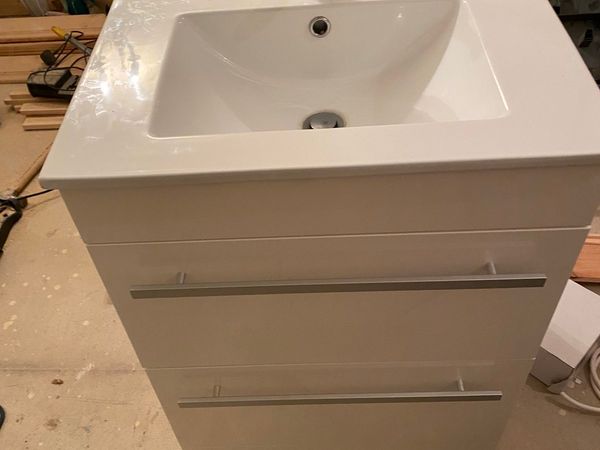 Floor standing vanity unit, basin and mixer tap