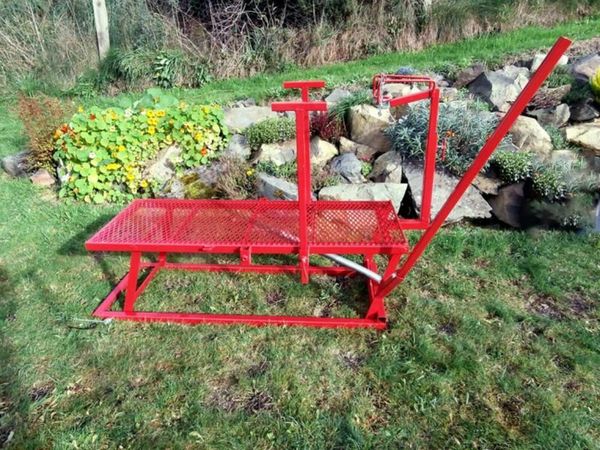 Sheep dressing trimming stand