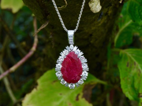 Amazing 16ct Ruby & Diamond Pendant Necklace - 18ct