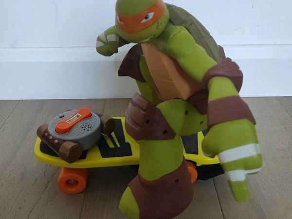 Teenage mutant ninja turtle on skateboard