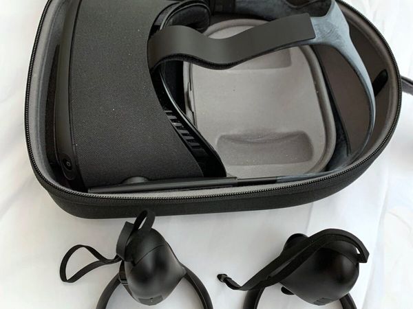 Original Oculus VR Headset 64GB with Accessories