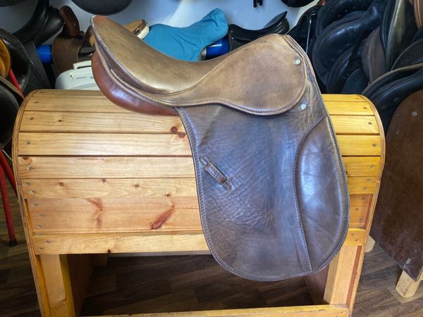 Stubben 16.5” show saddle brown leather
