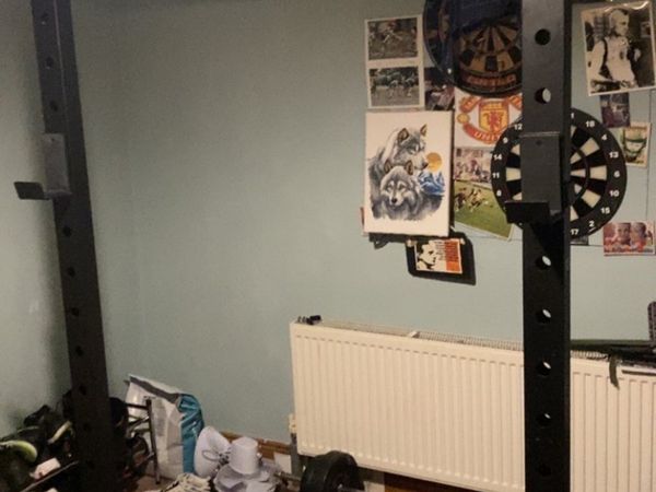 Olympic squat bar rack fitted with pull up bar