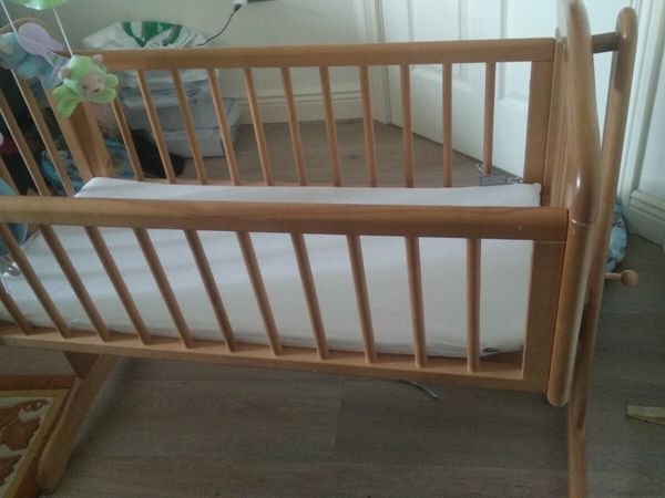 Wooden crib/ swinging cot with bedding+ matteress