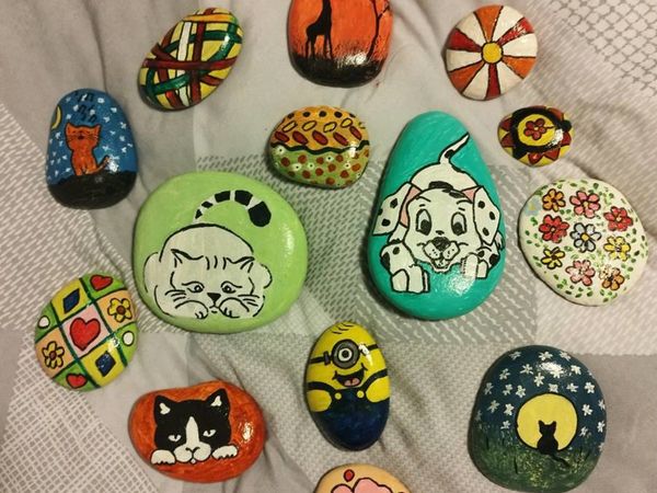 14 HAND PAINTED AND VARNISHED STONES