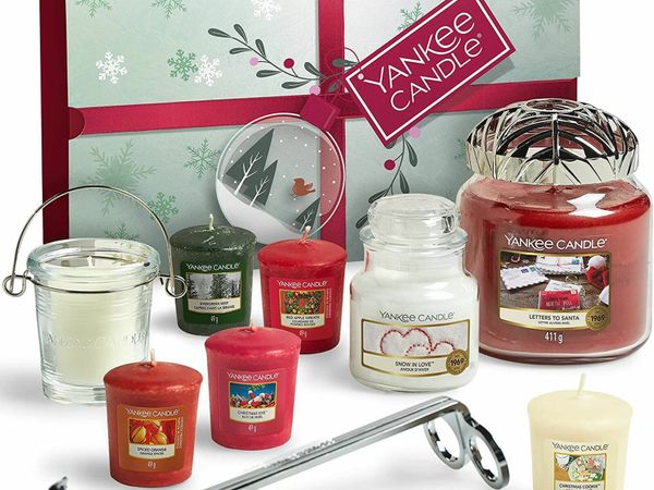 Yankee Candle Gift Set | with 8 Scented Candles, Votive Holder, Wick Trimmer and Illuma-Lid Candle Topper | 11-Piece Candle Gifts for Women