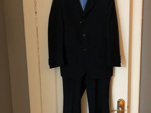 Boys navy suit age 5 €40