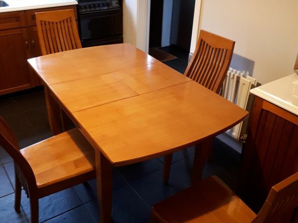 Extendable Kitchen Table and 4No.matching chairs