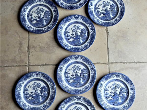 Selection of 8 Willow Pattern dinner plates