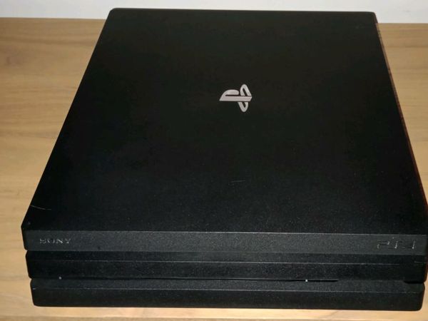 PS4 pro 1TB console with charging stand and box