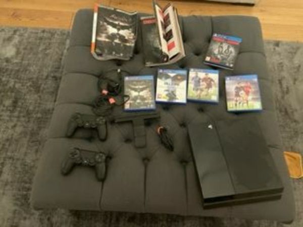 PS4 including games and two controllers
