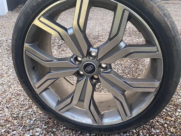 22 inch Land Rover alloy wheels and tyres