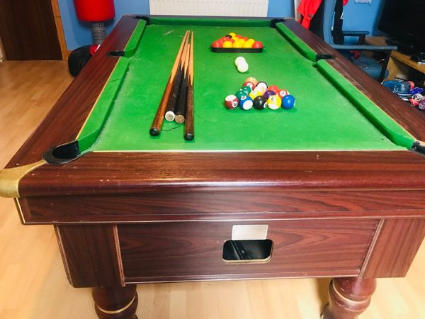 Pub pool table, 4 cues, two sets of balls