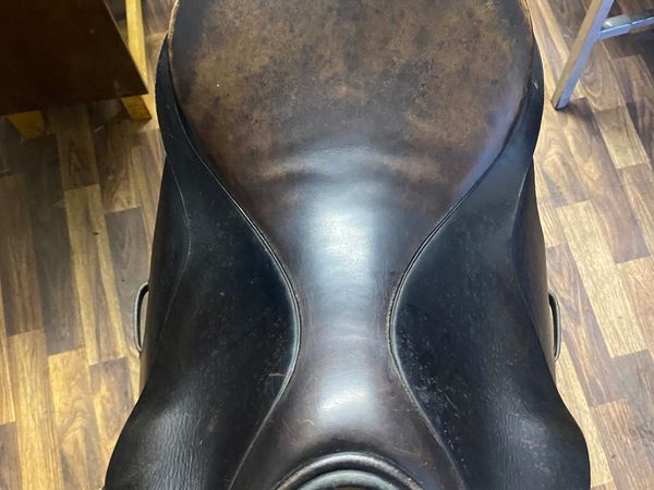 Albion jumping saddle 17.5” square cantle