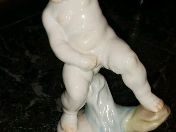 HEREND Peeing boy statue