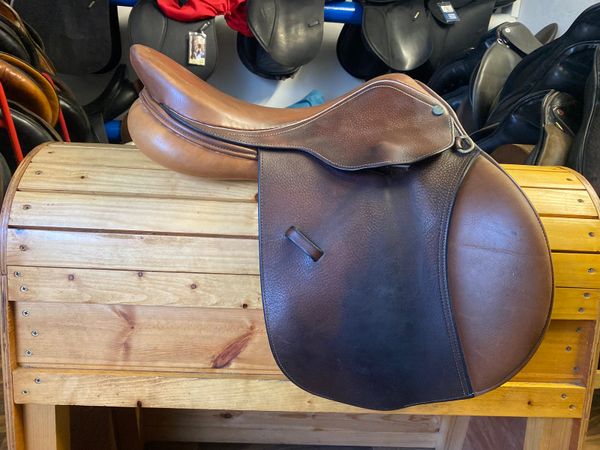 16.5” french jumping saddle with jumping blocks
