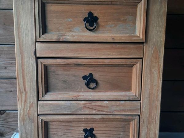2 Mexican Pine bedside lockers