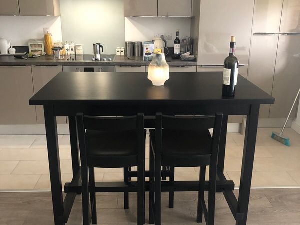 Island/ Bar Table with chairs