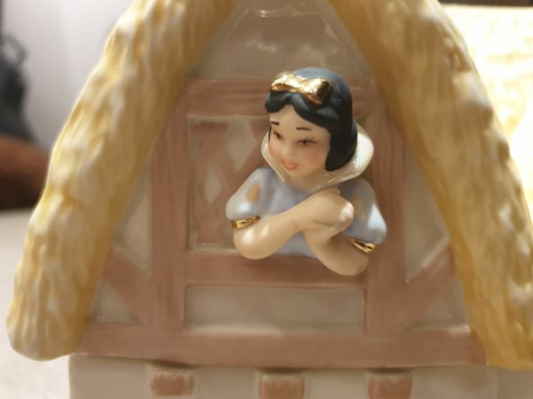 Snow white Disney cookie jar house.