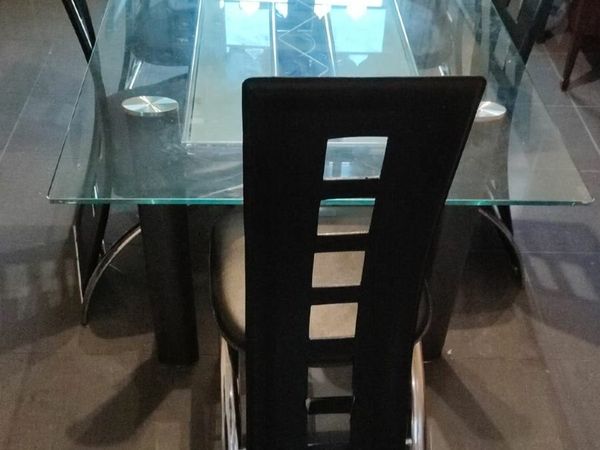Glass table with 6 chairs in excellent condition.