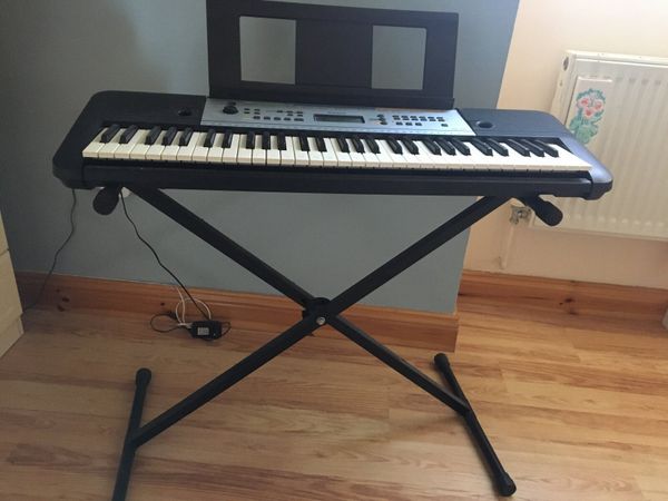 Yamaha Keyboard with stand €50