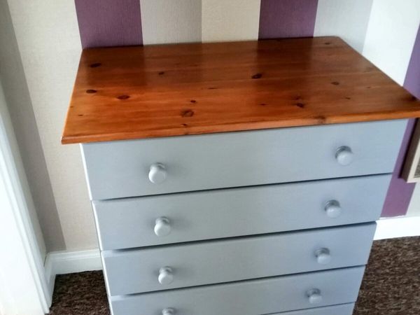 Bedroom Chest of Drawers €150