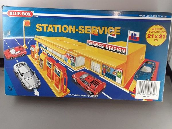 Toy service station