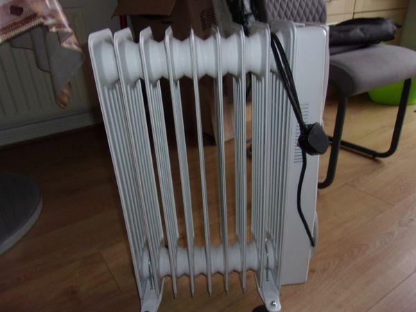 OIL FILLED HEATER ELECTRIC     LIKE NEW