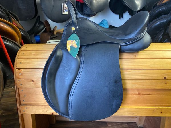 New black leather small pony saddle 🎁🎁🎁