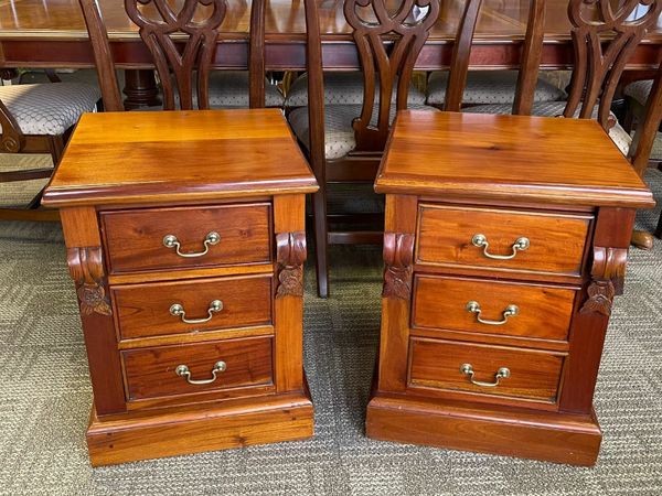 Beautiful matching pair of mahogany chest of drawers lockers