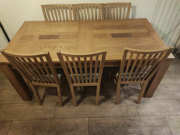 Solid Oak Extentable dining table with 6 chairs
