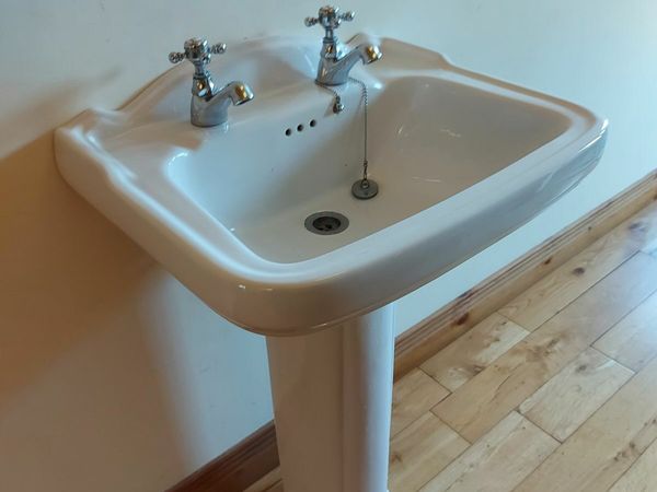 Bathroom pedestal with taps.