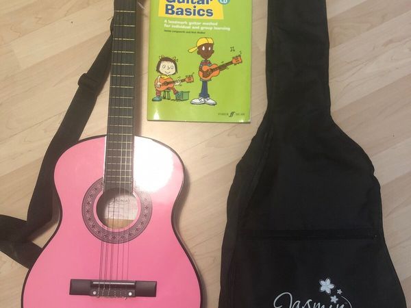 Childrens guitar size 3/4, case, strap, book, cd,