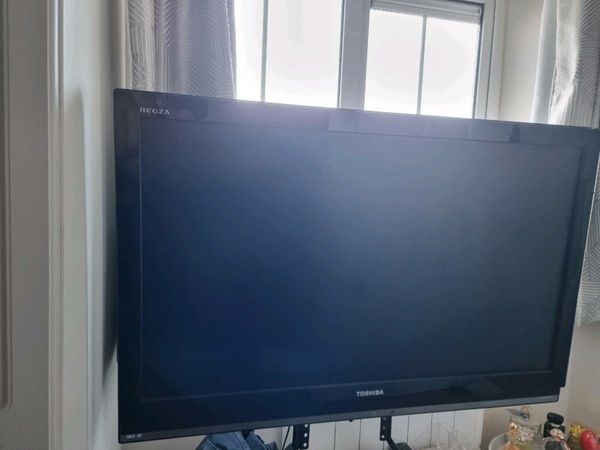 Tv 40 inch Toshiba ( stand and a wall mount )