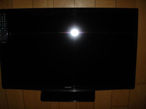 SAMSUNG 32 INCH TV WITH REMOTE.