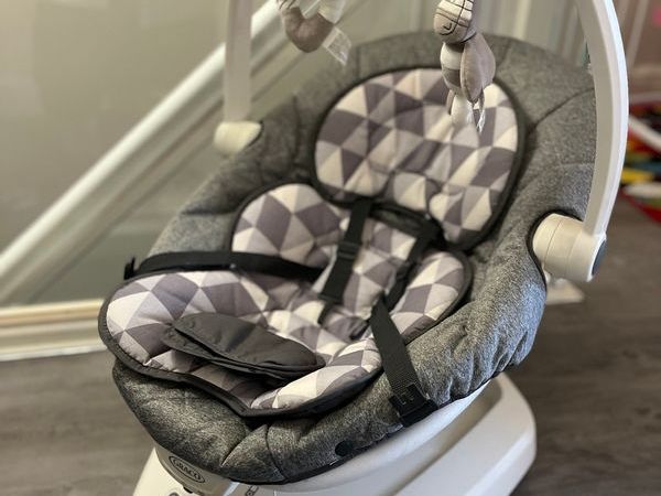 Graco Move with me baby swivel swing