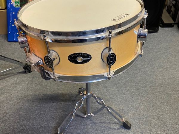 Snare drum and stand