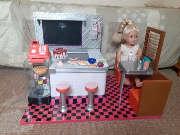 Oue Generation Retro Diner with Doll.