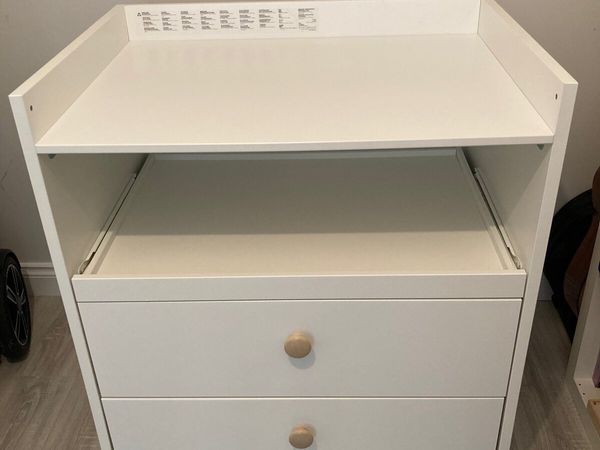Baby changing unit with drawers