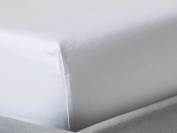 HOMESCAPES 1000 Thread Count Egyptian Cotton White Deep Fitted Sheet (12”) King Size Luxury Bed Sheet with Fully Elasticated Skirt