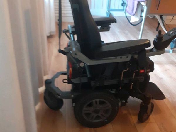 Power wheelchair  and docking station for same