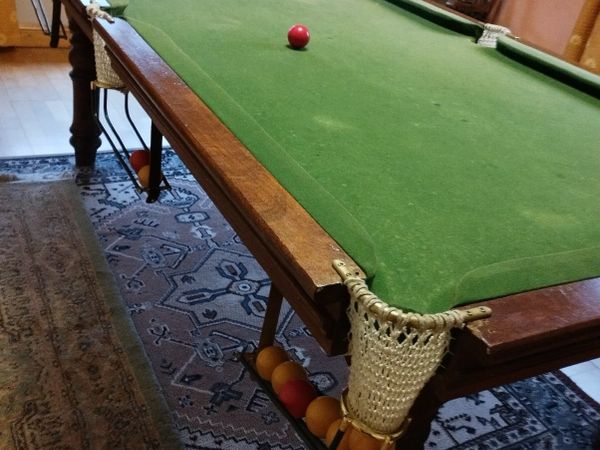 Snooker/pool table