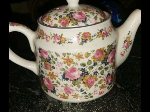 Lovely Sadler teapot
