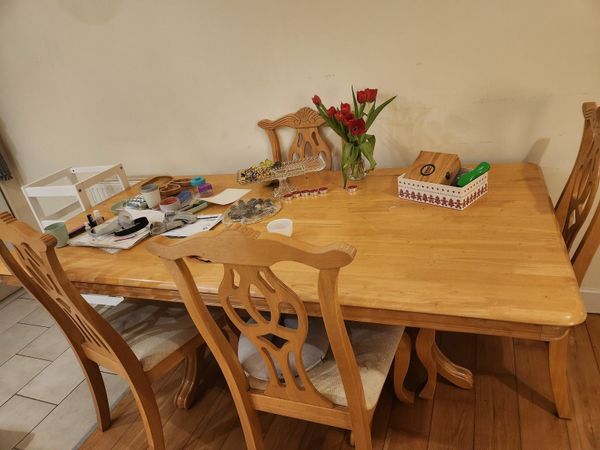 LARGE OAK TABLE WITH 6 CHAIRS 197CM LONG