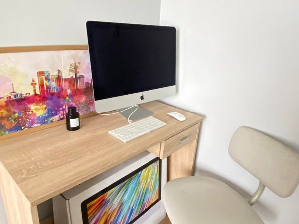 Apple iMac 21.5-inch + Free table and chair