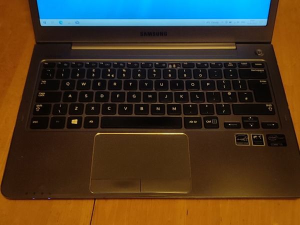 Laptop SAMSUNG 14" LED , FHD ,.   i3.   SSD