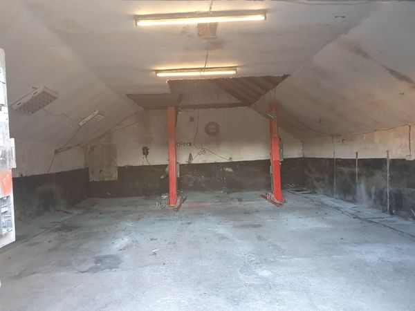 Garage with large secure yard for rent